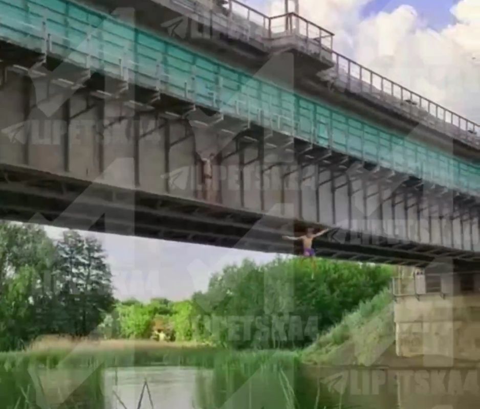 Юные экстремалы в Грязях, рискуя жизнью, прыгают с моста в реку