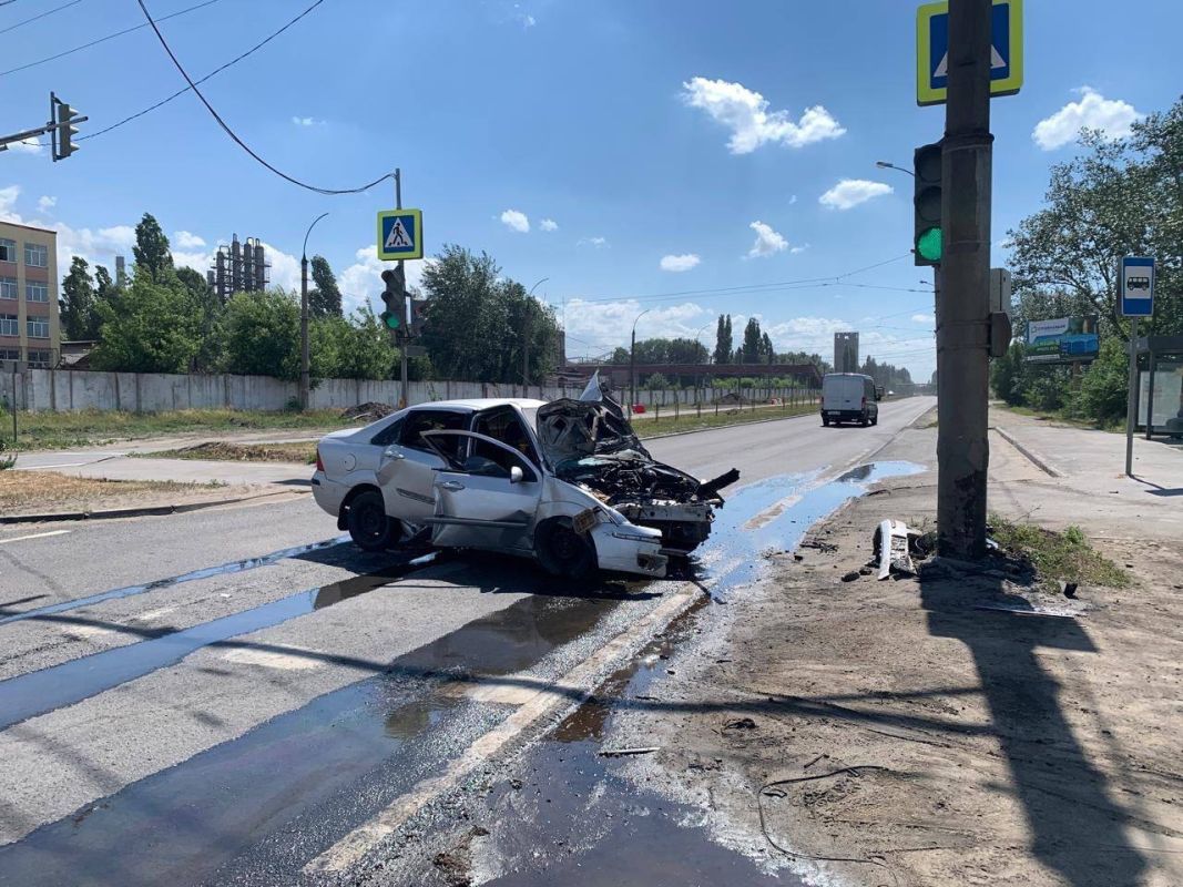 В Липецке на площади Металлургов Ford влетел в фонарный столб - Новости  Липецка