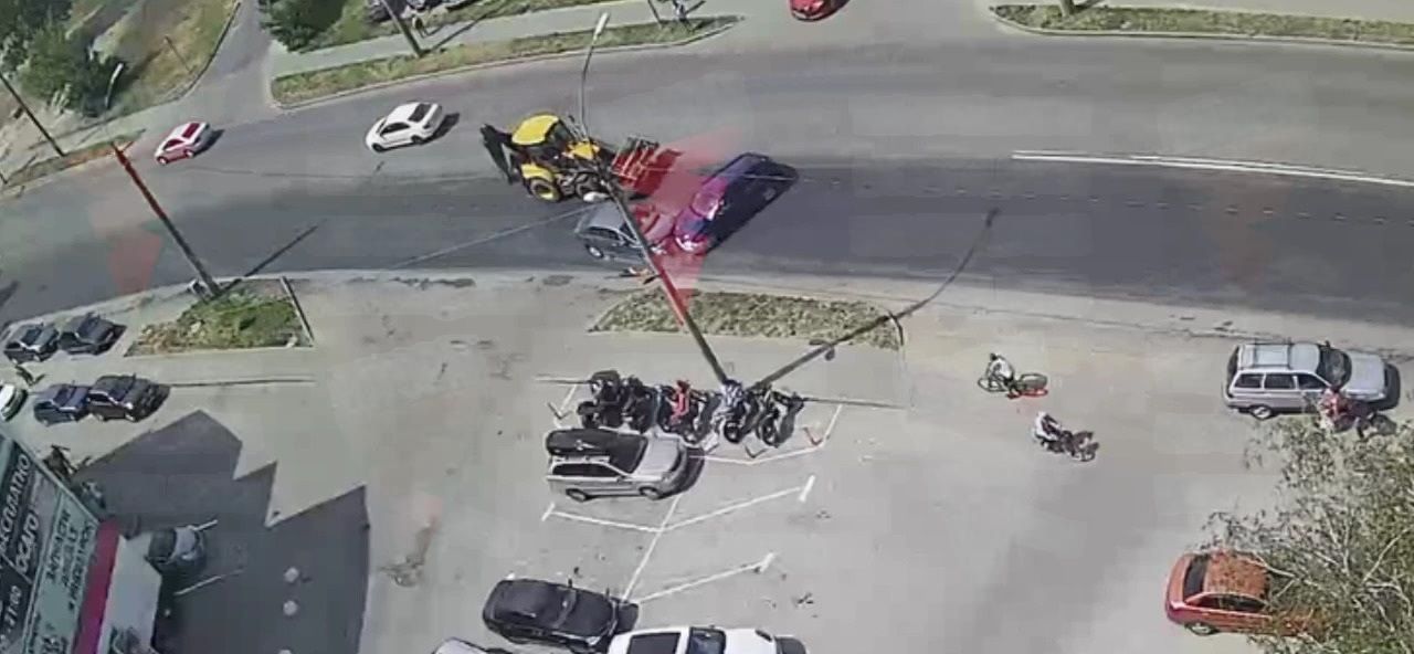 В Липецке врезались две легковушки, пытаясь обогнуть ехавший посередине экскаватор