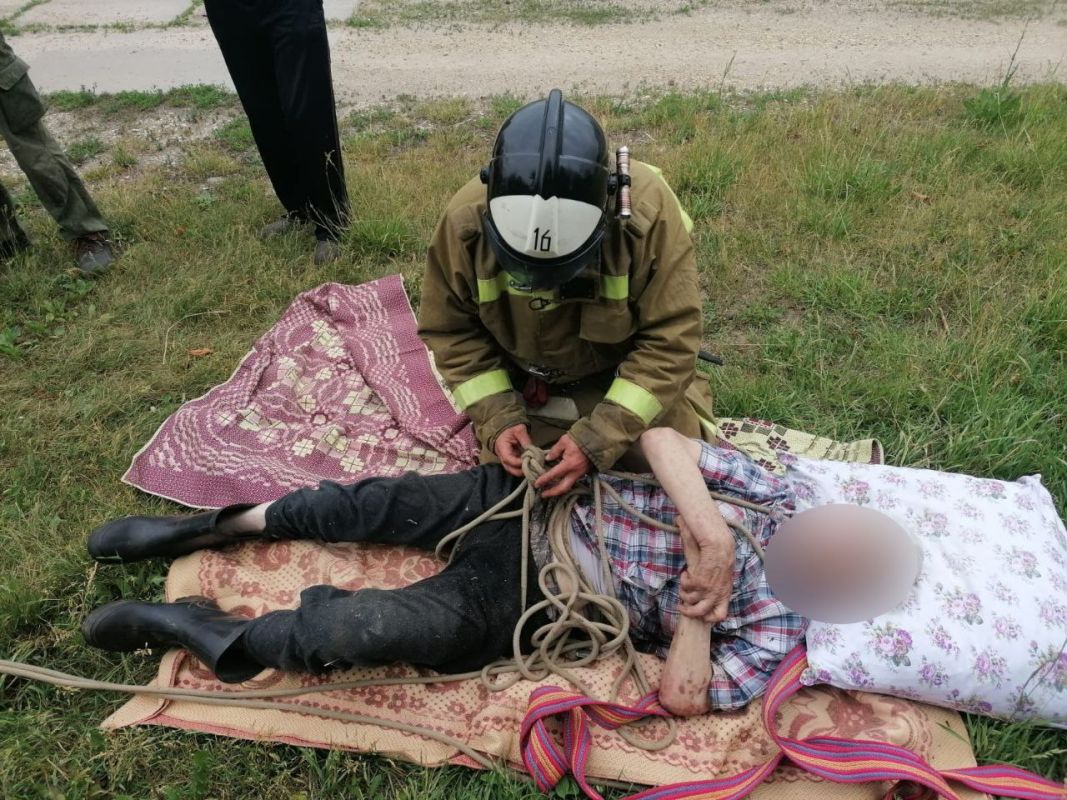 Захотевший солений липецкий пенсионер провалился в&nbsp;погреб — мужчину с&nbsp;переломом достали спасатели