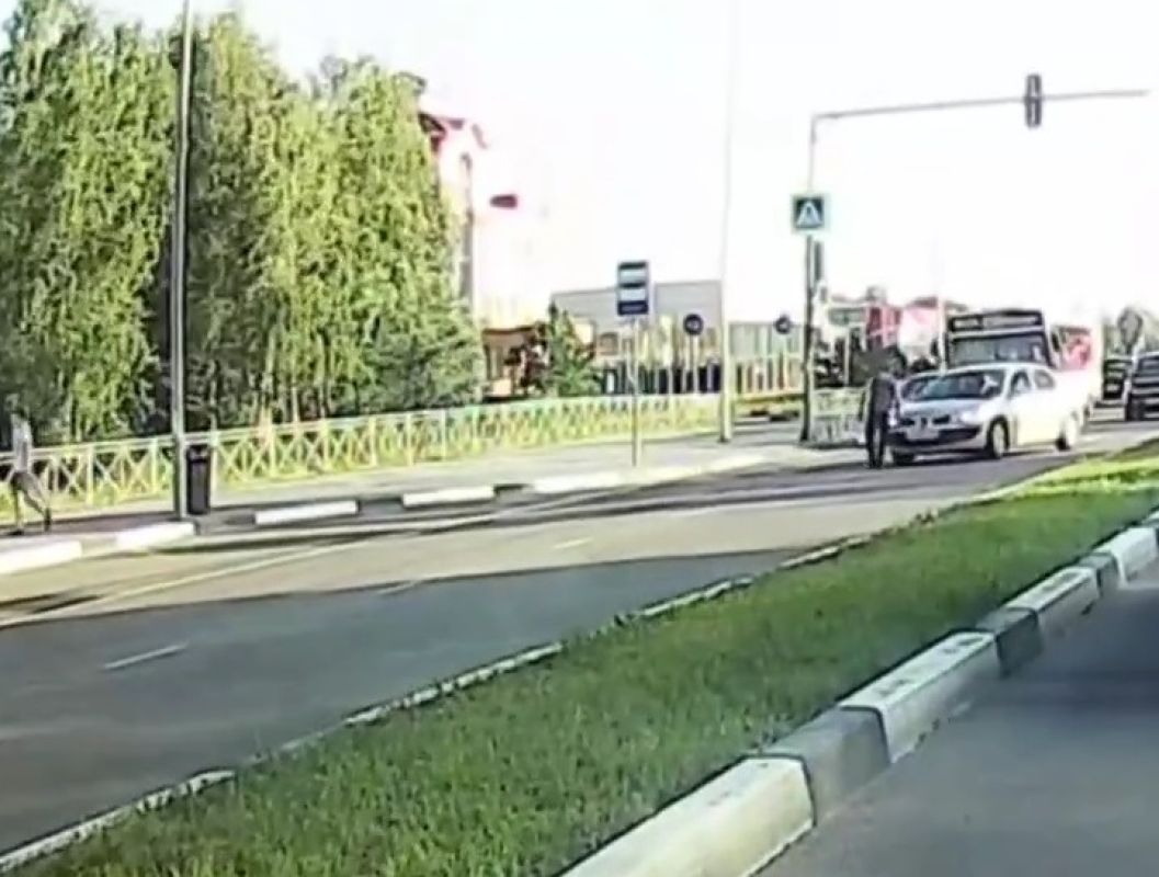 Камера сняла неадекватного мужчину в Липецке, который кидался под колеса проезжающих машин