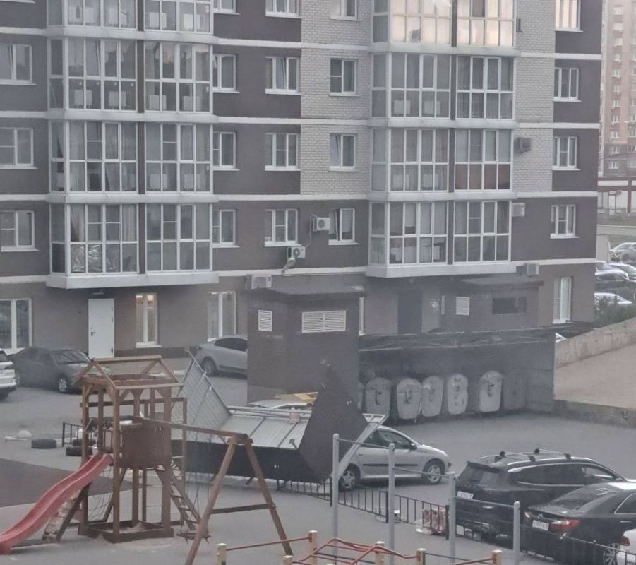 В Липецке металлическое ограждение упало на автомобиль – виновником оказался ураган «Эдгар»