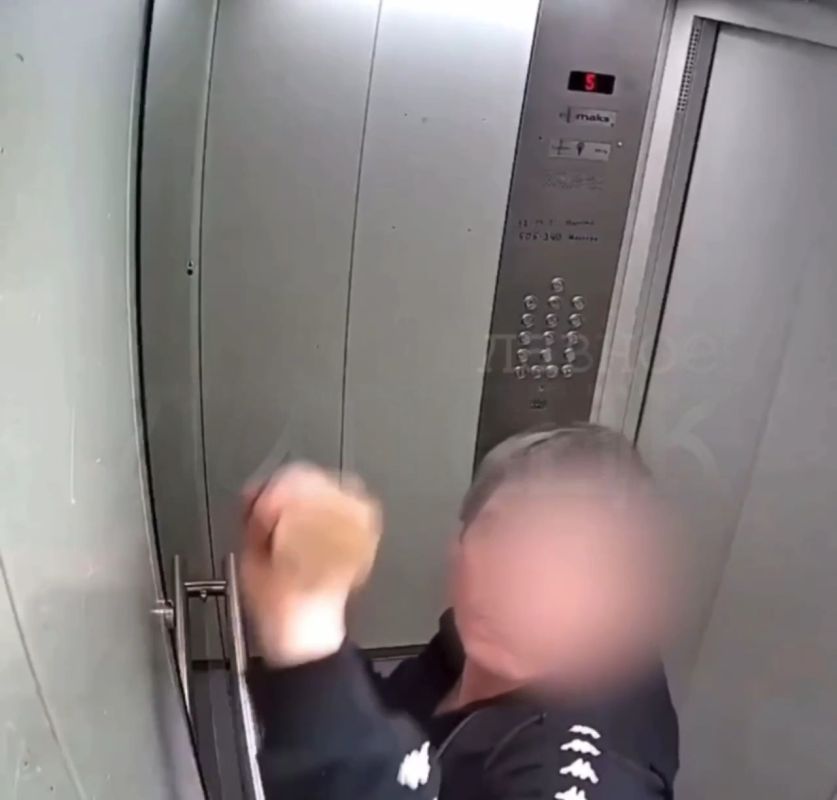 Вандал в Липецке разбил лифт и почтовые ящики в многоквартирном доме