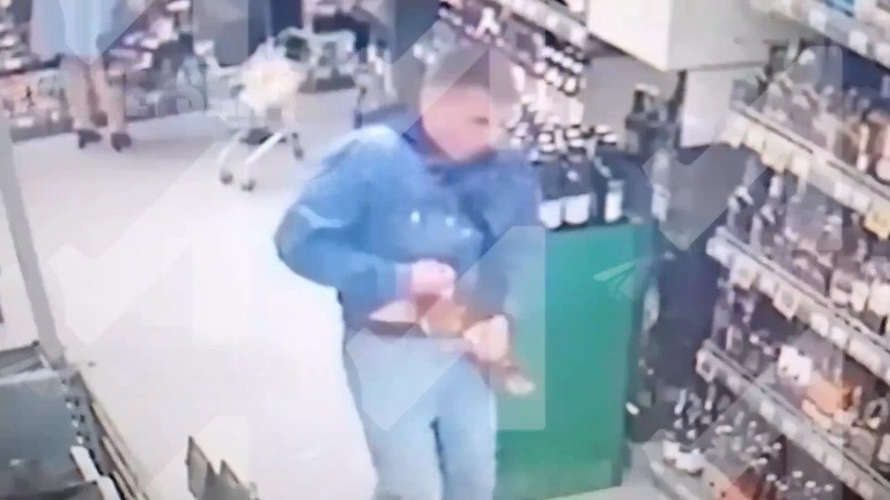 Липчане выносят продукты из супермаркетов в трусах