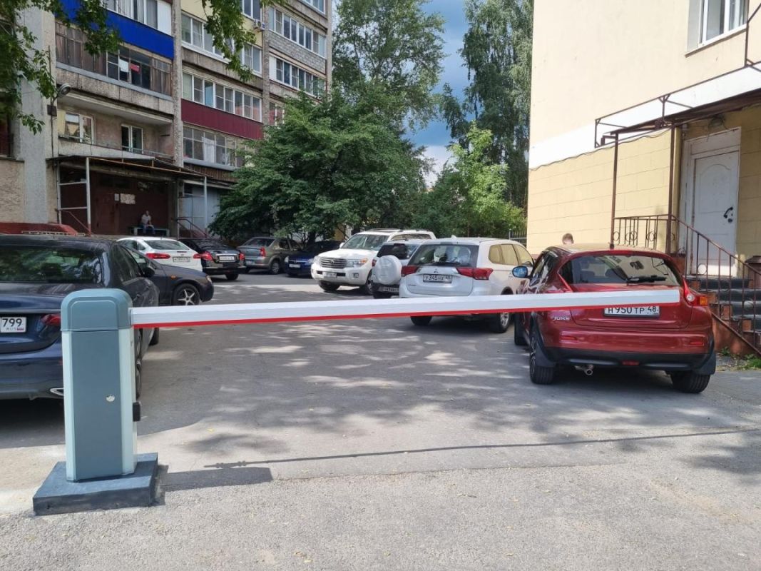 Жители липецкого дома перегородили парковщикам въезд во двор