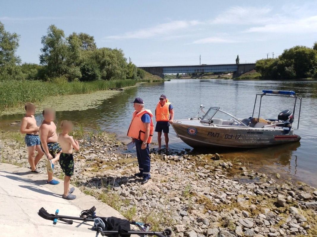 В Грязях трое детей прыгнули с моста в воду и не могли выбраться