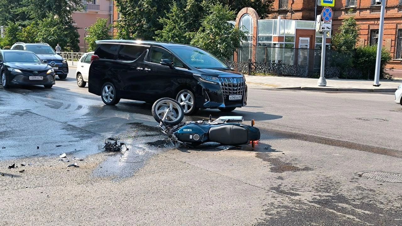 В центре Липецка столкнулись Hyundai и Yamaha – у байкера от удара слетела обувь