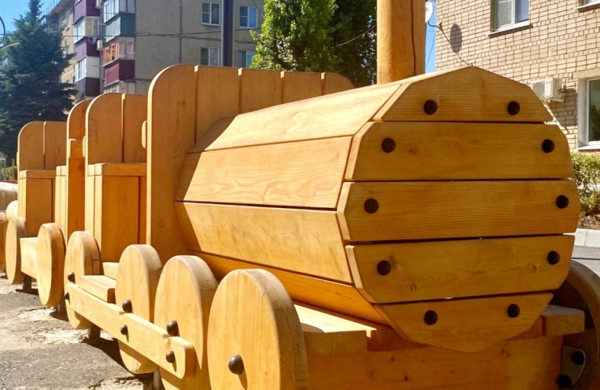 В Грязях установили деревянный поезд и плитку с узором рельсов и шпал