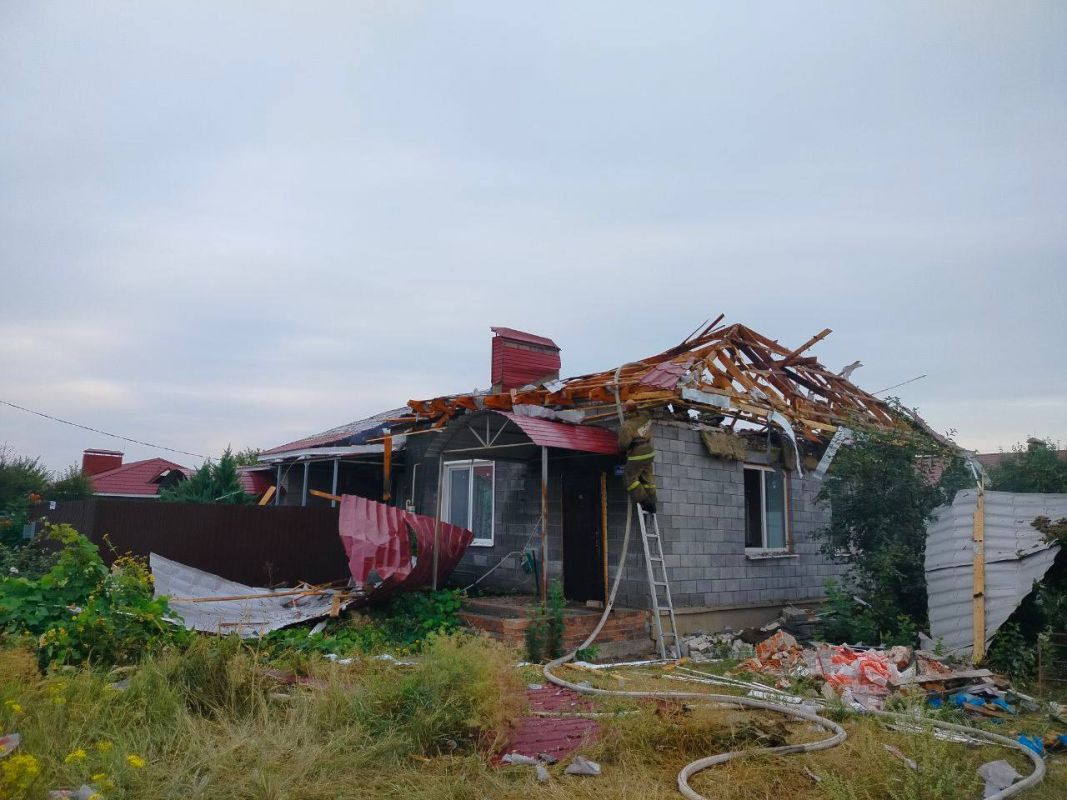 Прямое попадание снаряда в&nbsp;дом: три человека ранены при&nbsp;атаке ВСУ в&nbsp;Черноземье