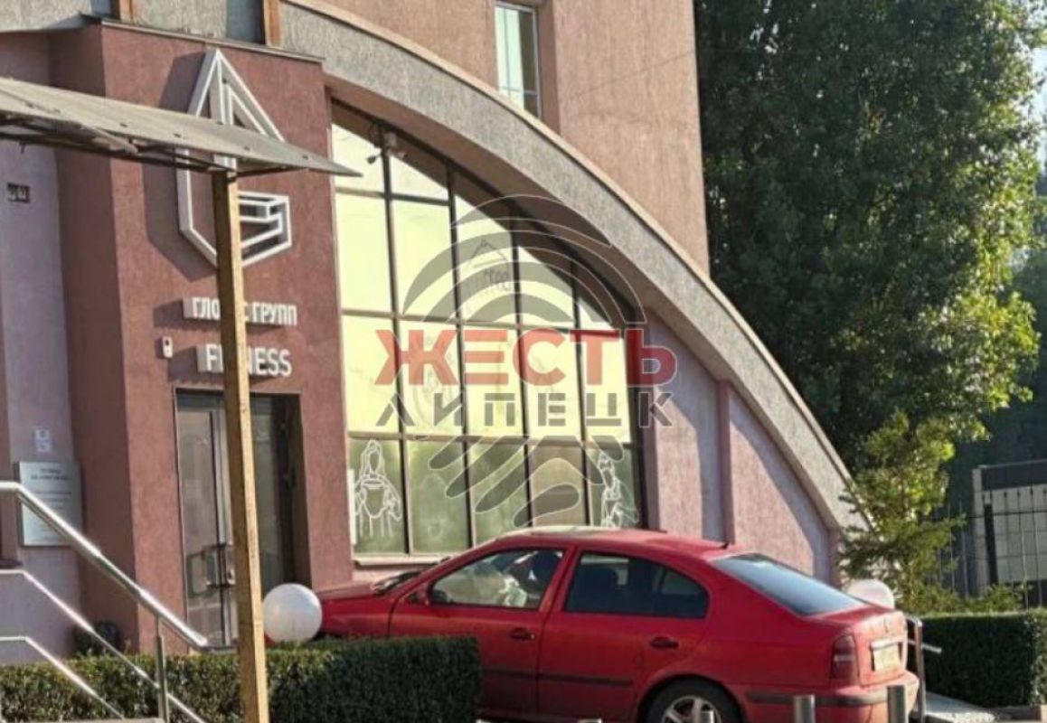 В Липецке автомобиль влетел в здание бассейна
