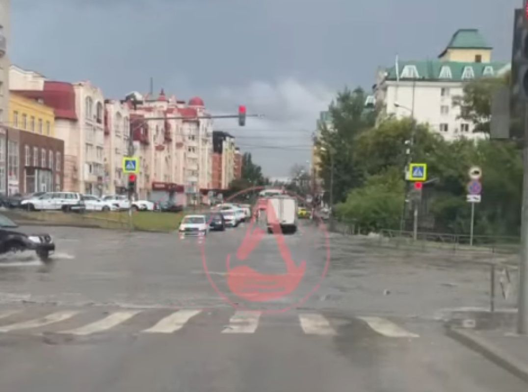 В Липецке затопило улицу Неделина