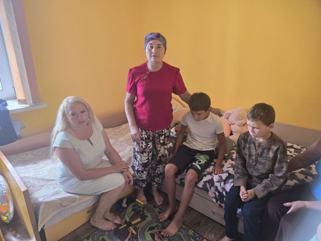 Наталья Листопадова (слева) в эвакуированными в ПВР людьми