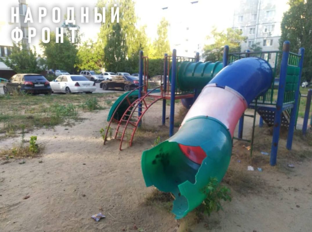 В Липецке растет число бесхозных детских площадок: кругом мусор и жуткая разруха