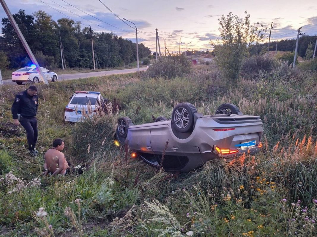 Пытаясь уйти от преследования, липчанин съехал в кювет и вылетел полуголым из машины