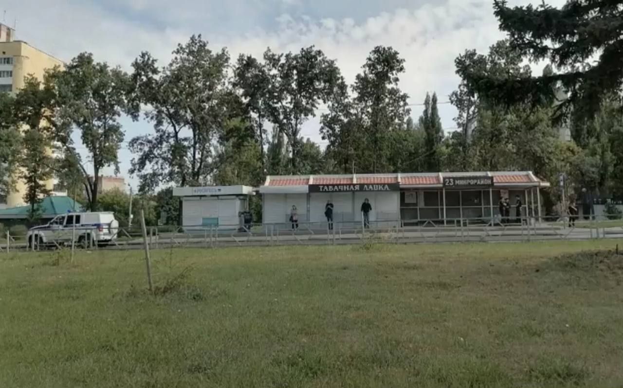 Полиция идентифицирует личность мертвого человека, найденного на остановке в Липецке