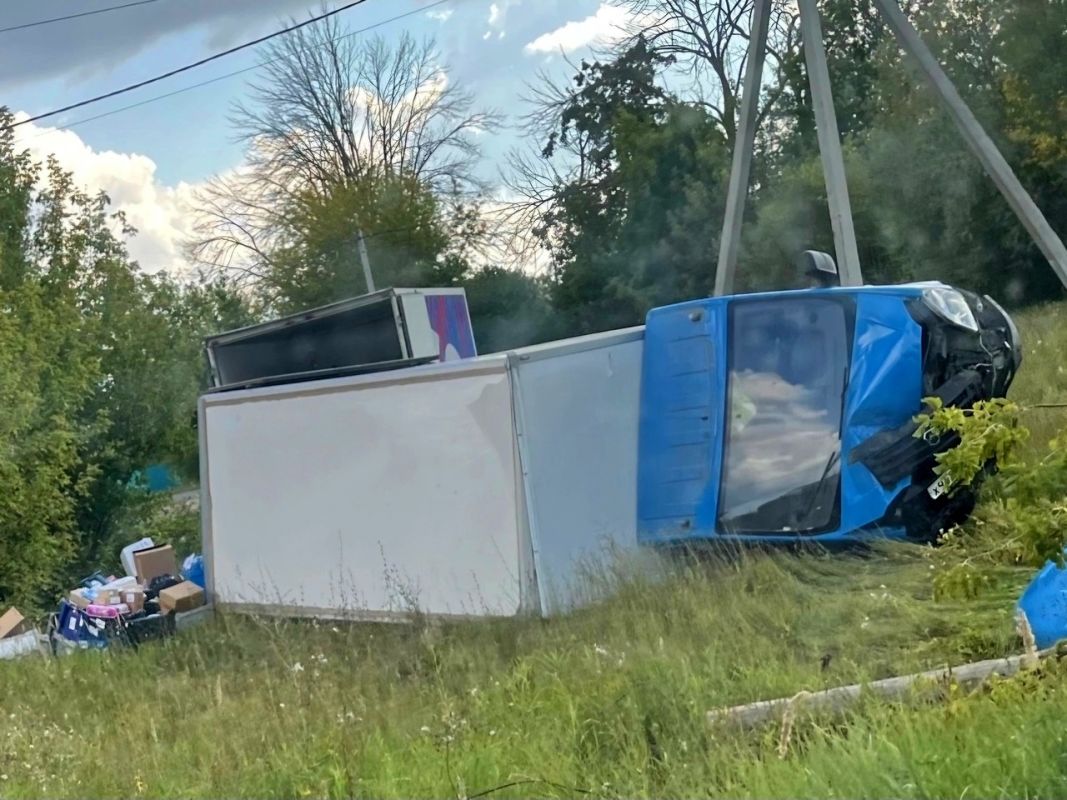 Под Липецком грузовик Ozon так спешил доставить товары заказчикам, что перевернулся