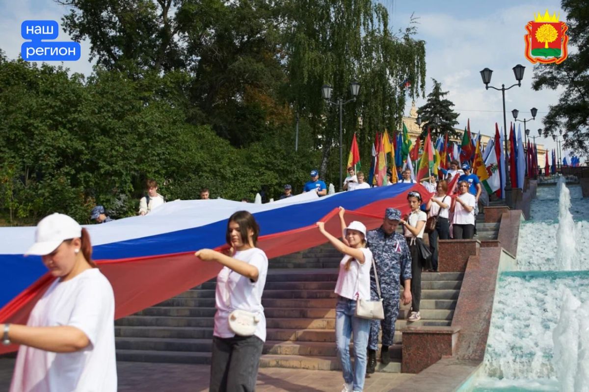 По Липецку пронесли 30-метровый триколор в честь Дня флага России