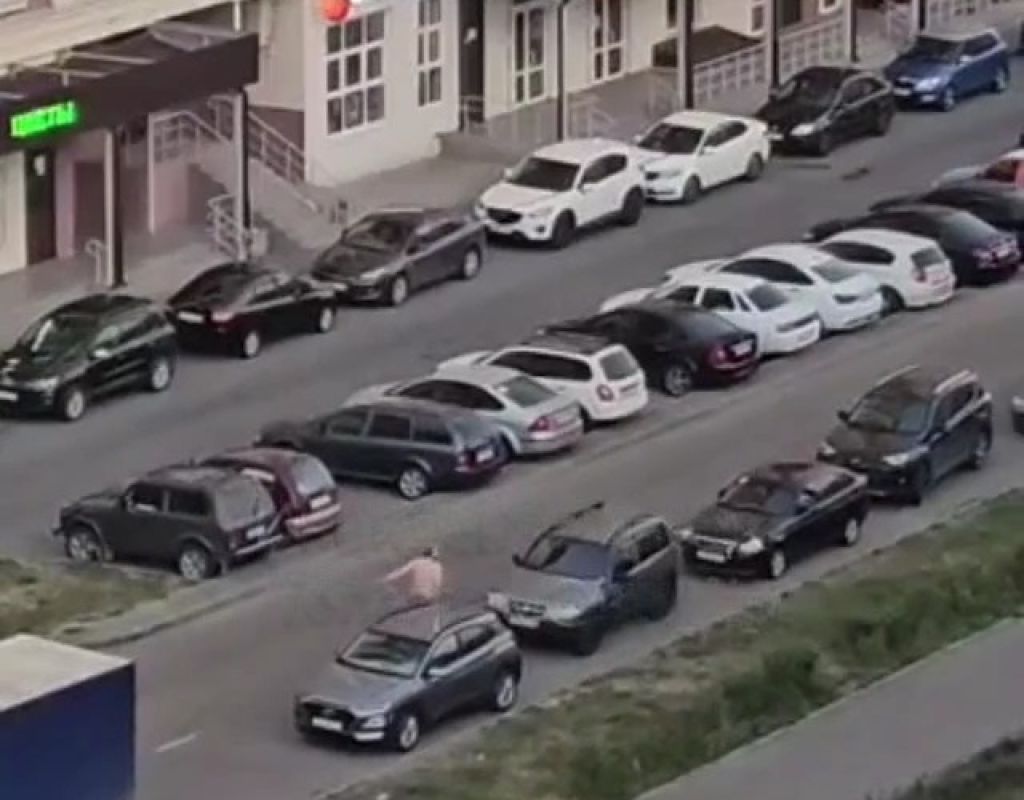 Голый наркоман в Липецке наводит ужас на местных автомобилистов, калеча их машины