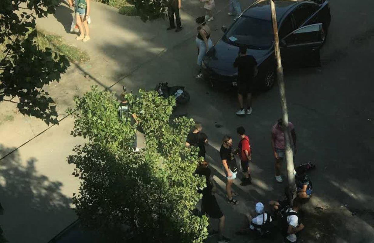 В Липецке байкер после столкновения с легковушкой остался лежать на дороге