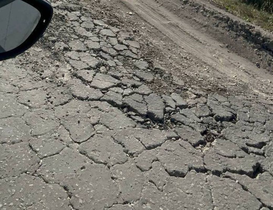 Автомобилисты опасаются ехать по&nbsp;убитой дороге к&nbsp;липецкому селу, боясь пробить днище машины