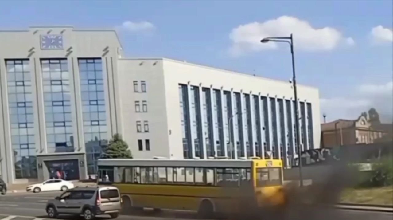 В центре Липецка из автобуса валит дым