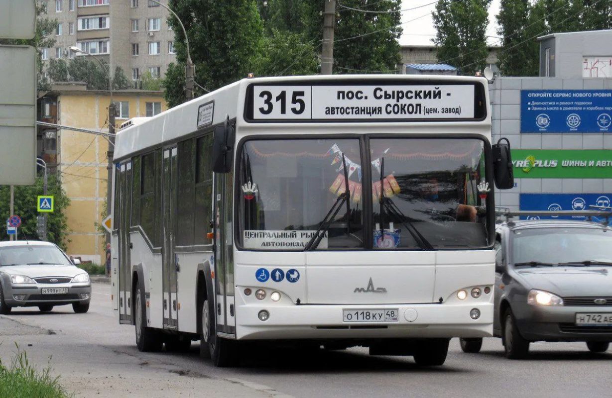 Водители липецких автобусов начали игнорировать остановки после перекрытия движения рядом с Октябрьским рынком