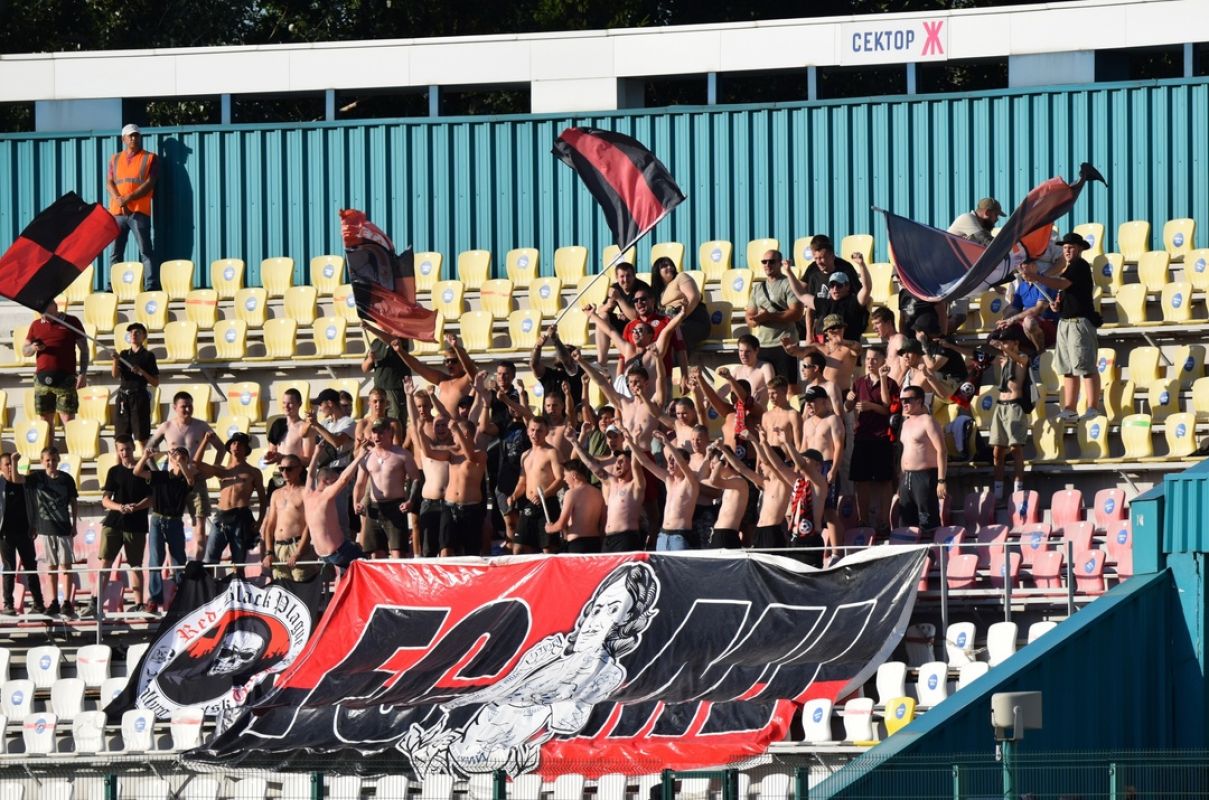 Главе липецкой полиции пожаловались на странное поведение его подчиненных перед началом футбольного матча