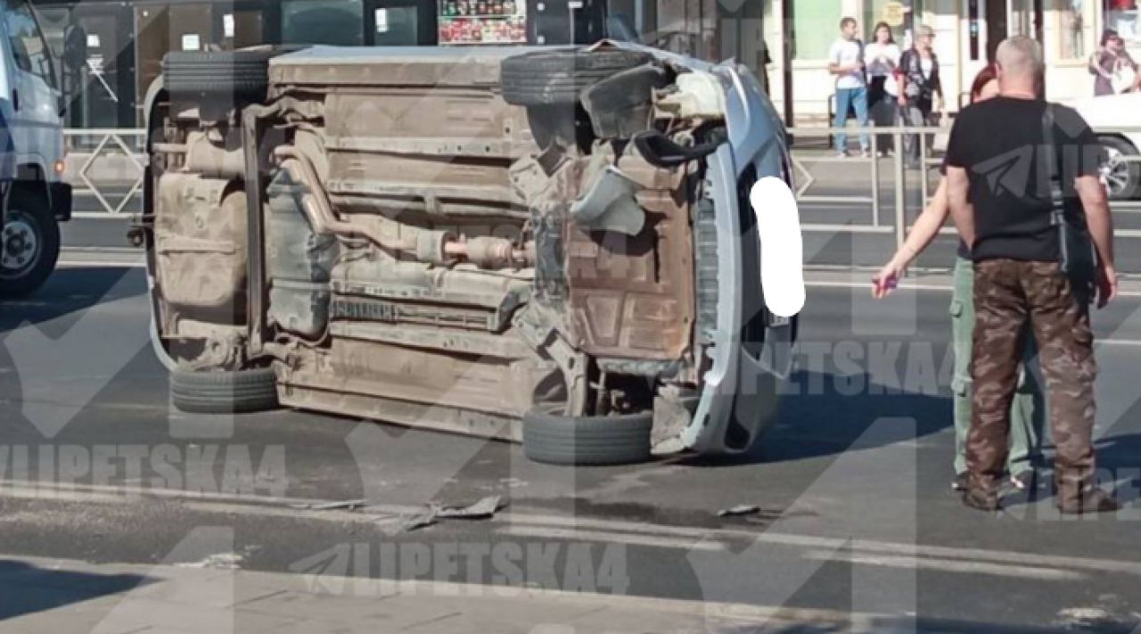 В Липецке на дороге перевернулась машина