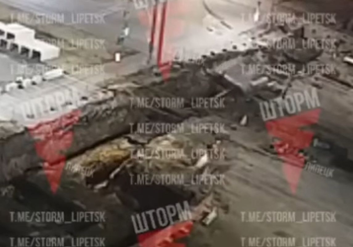 В сети появилось видео громкой аварии с переворотом на месте городских раскопок