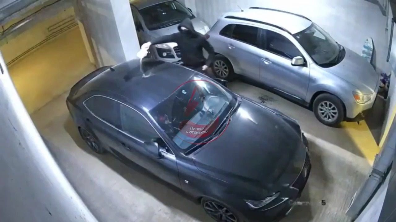 Камеры засняли акт поджога автомобилей на подземной парковке в Липецке