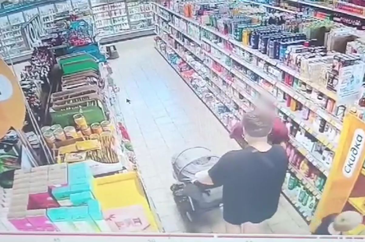 В Липецке подросток с приятелем использовали детскую коляску для краж из магазина