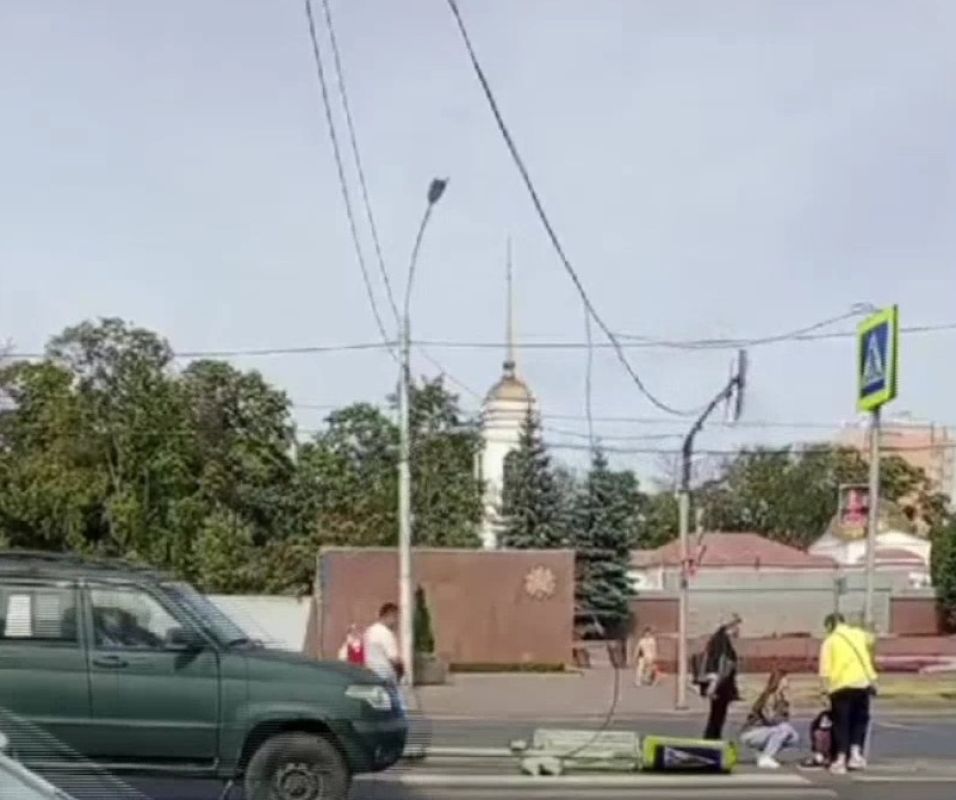 Сильный ветер сорвал светофор — дорожный регулировщик упал на&nbsp;голову липчанки