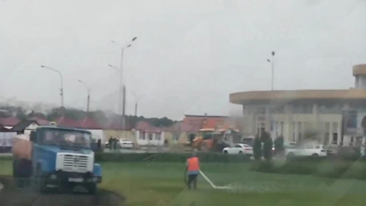В Липецке коммунальные службы поливают траву в дождь