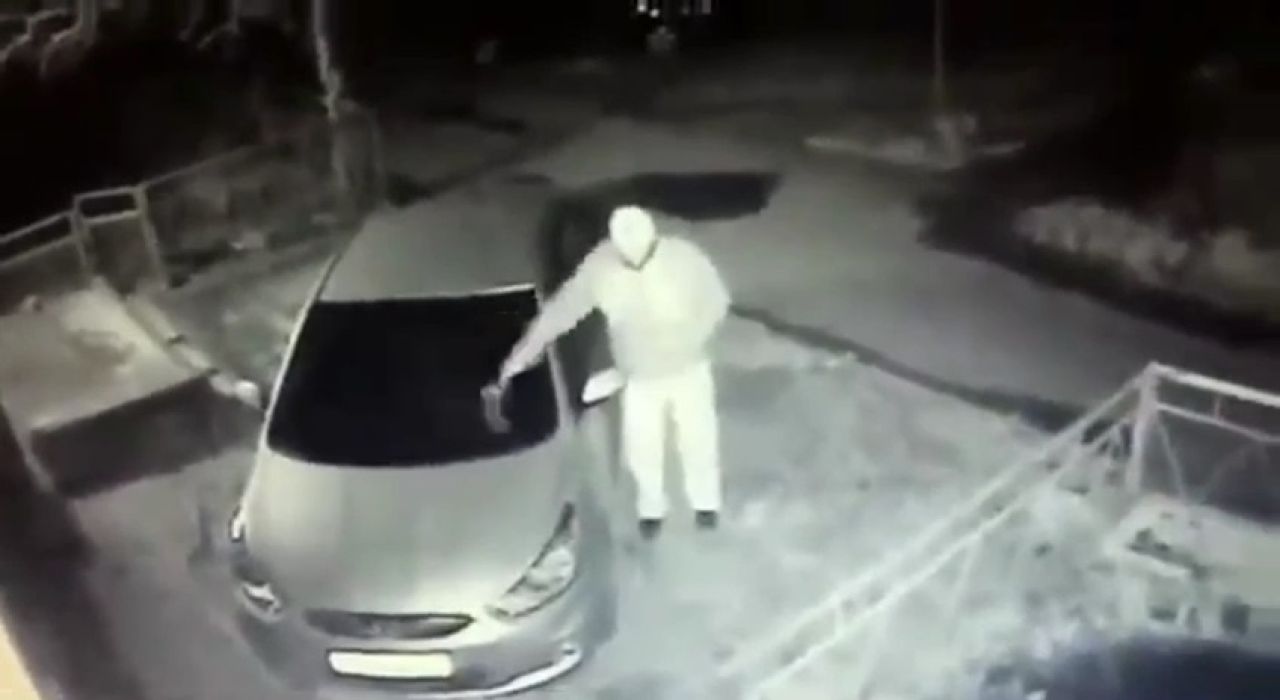 В центре Липецка неизвестный поджег автомобиль многодетной семьи