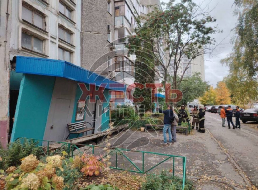 В Липецке входная группа дома отделилась от подъезда и заблокировала вход