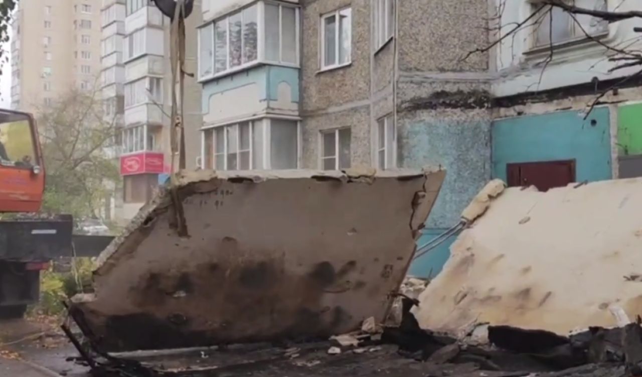 Нашумевшую входную группу в Липецке разобрали на куски