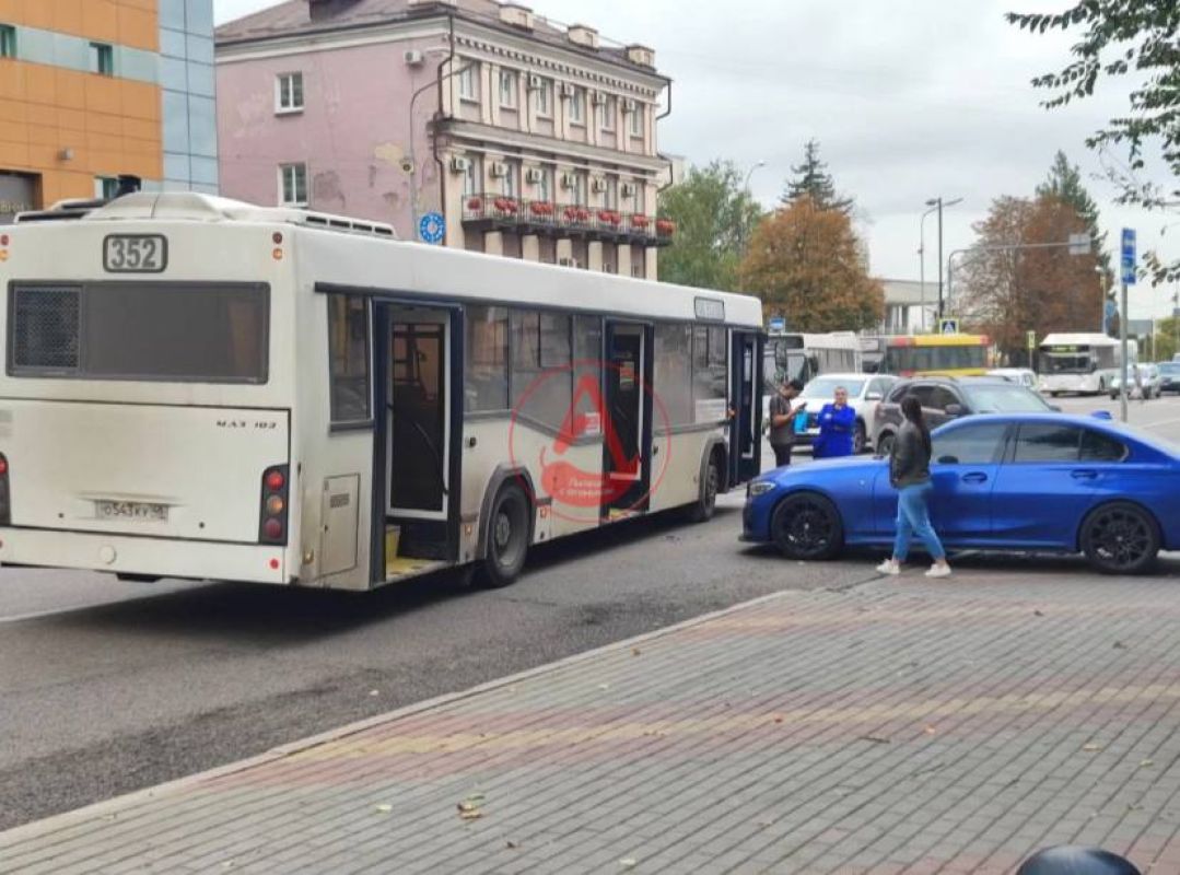 В Липецке легковушка врезалась в автобус