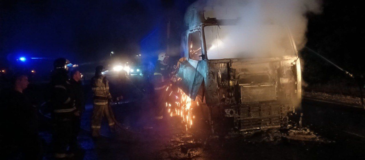 Под Липецком загорелась фура с прицепом, перевозившая яблоки