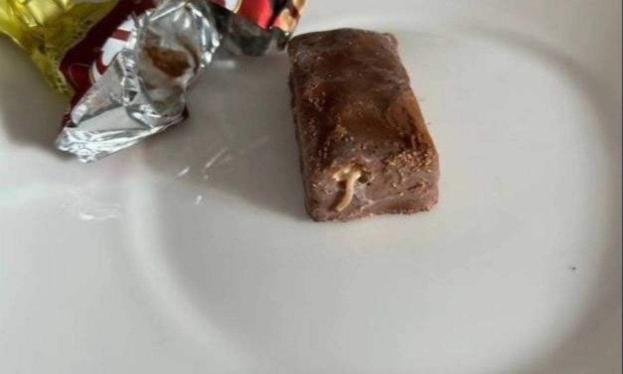 Липчанка нашла в шоколадной конфете червя