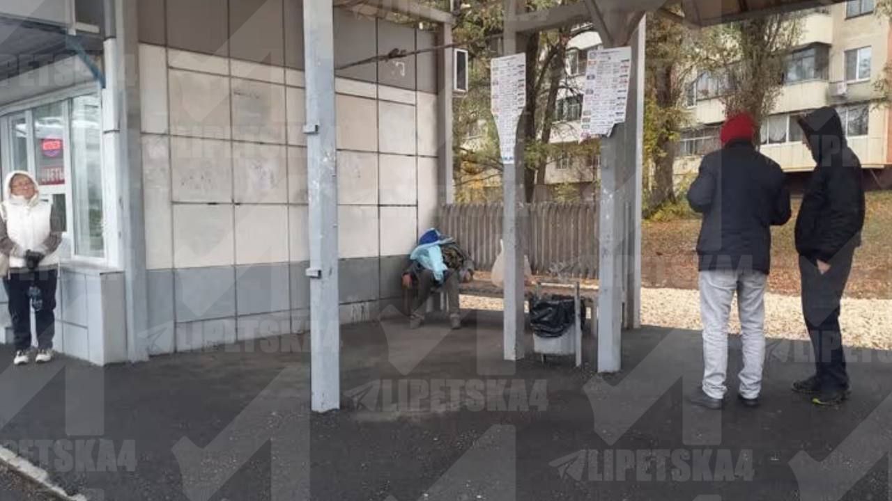 В Липецке мужчина умер на остановке