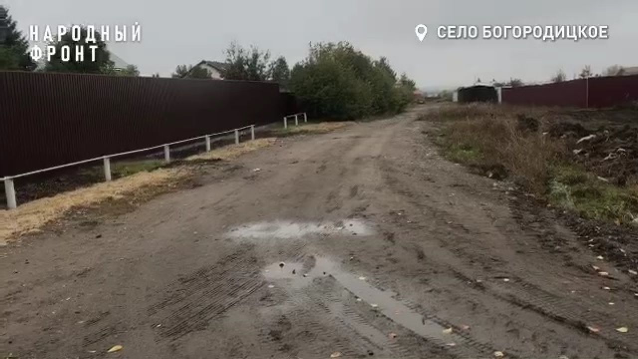 27 млн рублей закопали в «глухую» дорогу в липецком селе, а люди за свои деньги отсыпают щебнем путь к домам