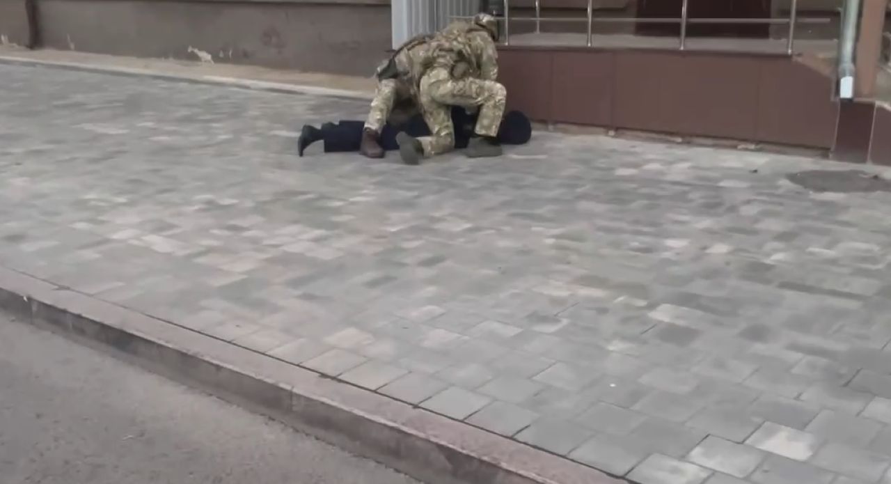 В Липецке задержали за взятки сотрудников Госнаркоконтроля – они крышевали дилера
