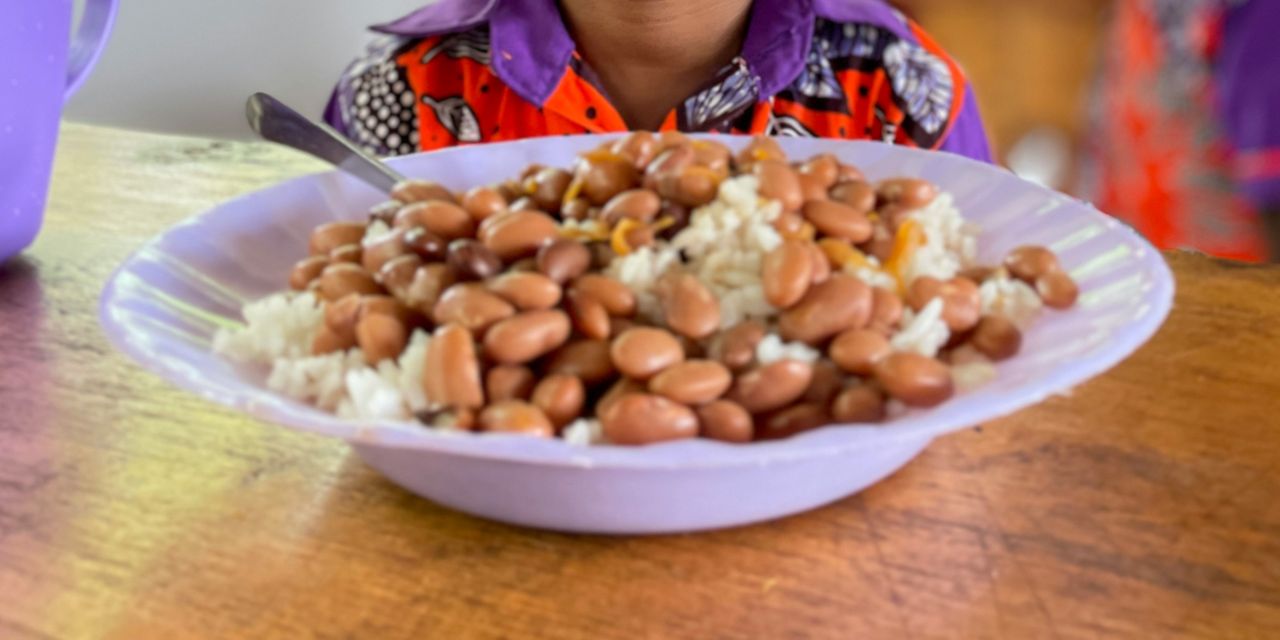 В липецких школах детей кормили из битых тарелок