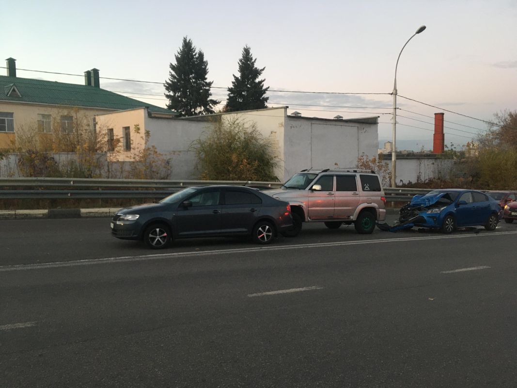 В Липецке машина сбила юношу и врезалась в два стоящих авто