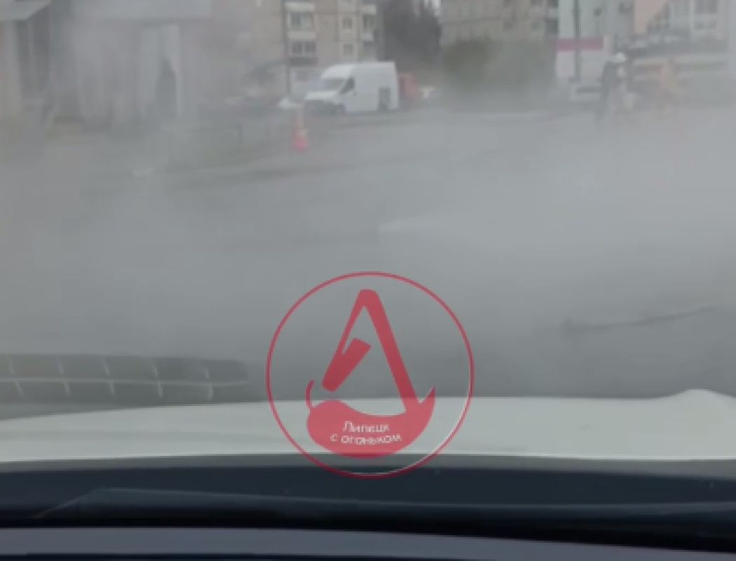В Липецке улицу окутало непроглядным паром из-за коммунальной аварии