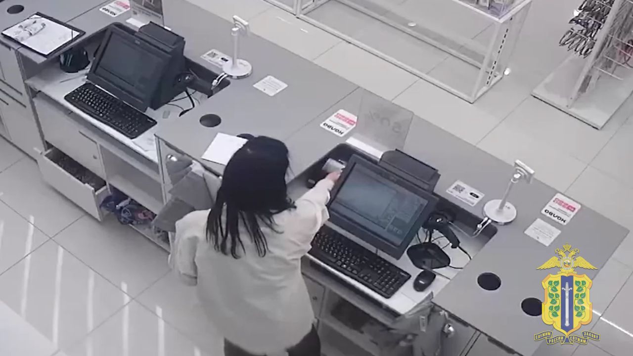 В Липецке продавщица торговой сети делала фиктивные возвраты и перечисляла деньги на свой банковский счёт