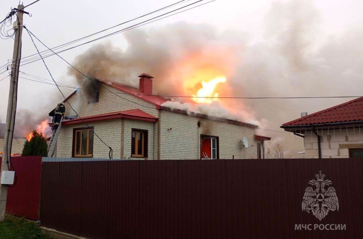 На окраине Липецка полыхал особняк