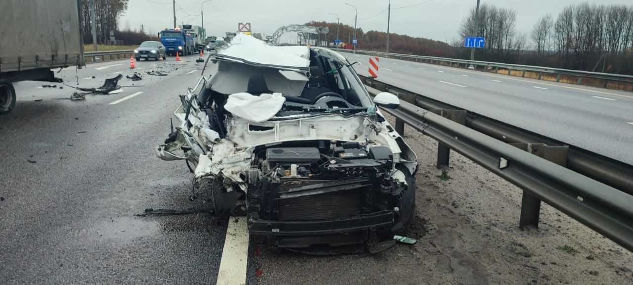 Под Липецком КамАЗ смял легковушку: есть погибшие