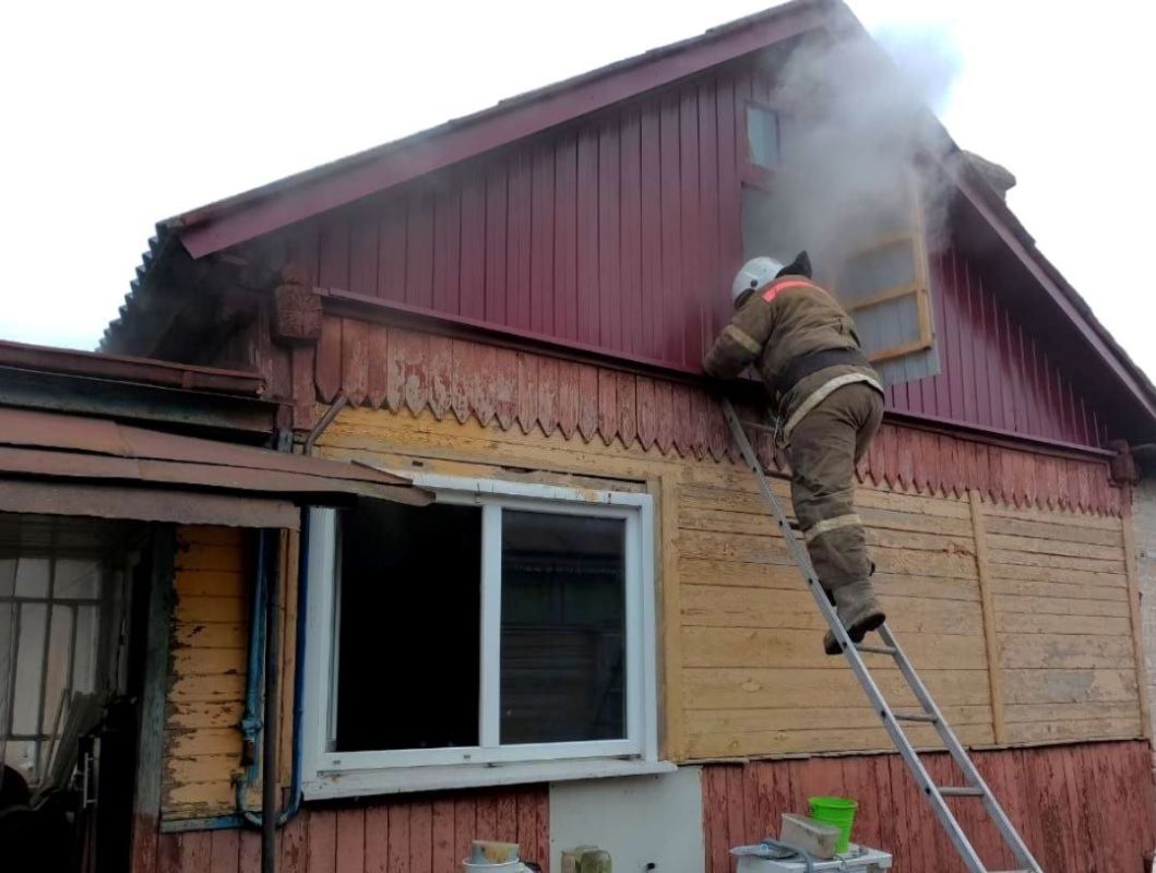 Липецкие брандмейстеры не позволили семье остаться без дома