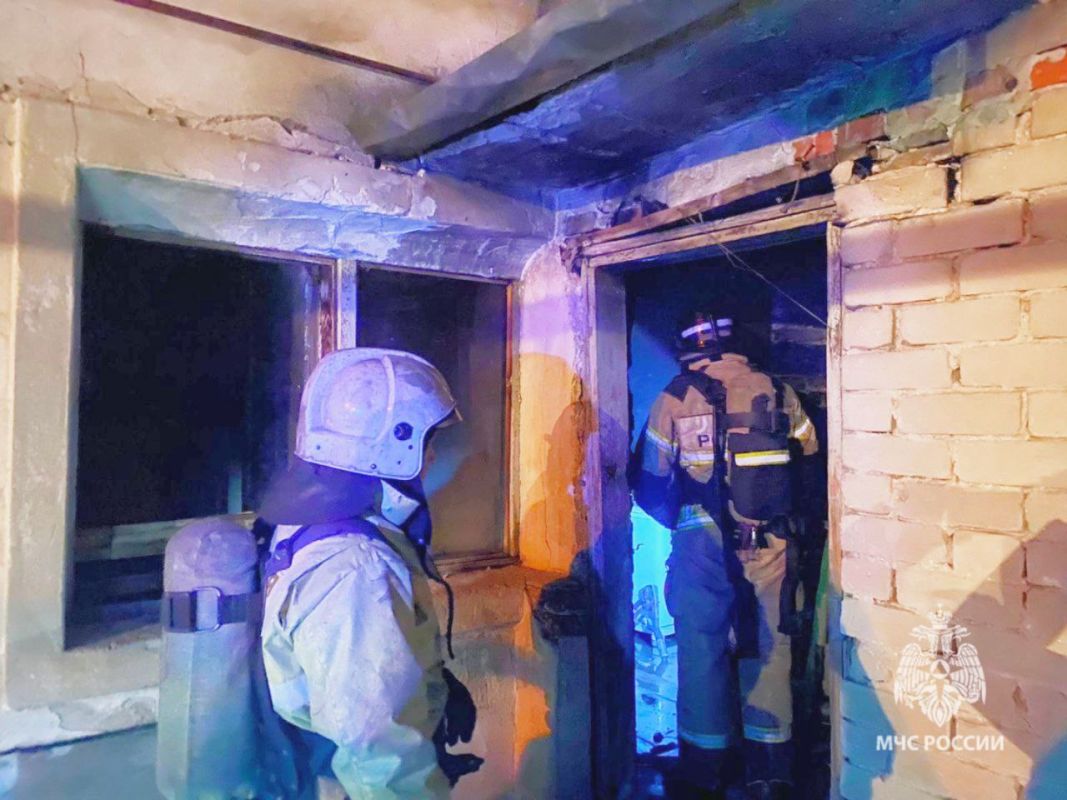 Липецкие пожарные обнаружили труп мужчины в сгоревшем доме